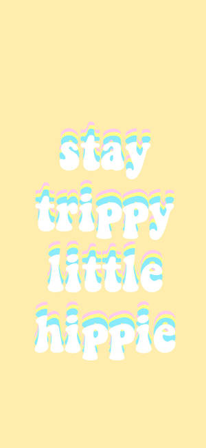 粉黃色桌布，帶有滴落的彩虹文字 stay trippy little hippie — Galaxy S26 Ultra 壁紙