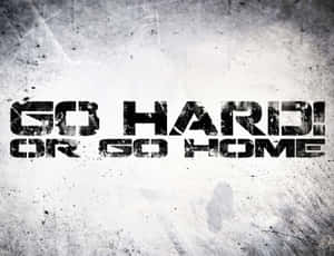 在風化的混凝土表面上，粗獷的勵志文字 go hard or go home。 — 激勵 壁紙