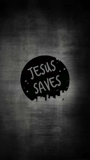 深色紋理背景，黑色圓形內有文字 Jesus Saves 和城市天際線剪影。 — 耶穌被釘十字架 壁紙