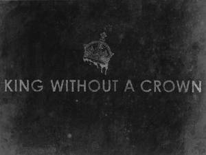 文字內容為 king without a crown，在深色紋理背景上有一個融化皇冠圖示。 — 皇冠 壁紙