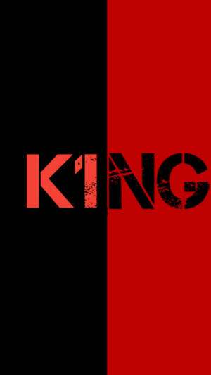 分割畫面圖形，紅色和黑色「KING」文字帶有破舊紋理。 — 悟空黑 iPhone 壁紙