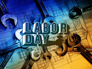 Labor Day 文字被扳手環繞，位於帶有藍色和金色漸變的藍圖紙上。 — 勞動節 壁紙