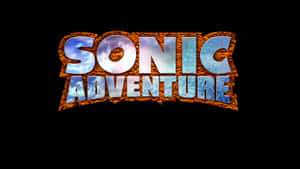 Sonic Adventure 遊戲標誌，字母內有天空雲朵及鏽蝕金屬紋理。 — 音速小子 壁紙