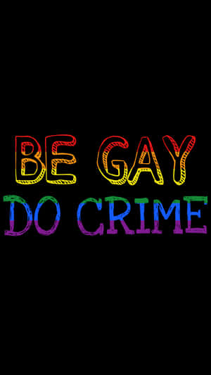 黑色背景上寫有「Be Gay Do Crime」的粗體彩虹文字。 — 雙性戀旗幟 壁紙