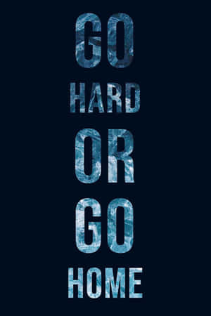 勵志短語 GO HARD OR GO HOME 以冰藍色碎形文字顯示在深色背景上 — 激勵 壁紙