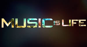 粗體幾何文字顯示 'MUSIC IS LIFE'，帶有彩色切面，背景為深色漸變。 — 美學音樂 壁紙