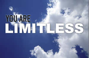 藍天白雲上寫有「YOU ARE LIMITLESS」的勵志文字。 — 勵志桌面 壁紙