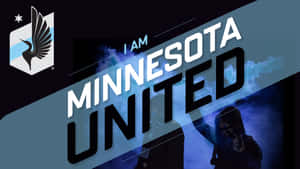 在「I AM MINNESOTA UNITED」文字和球隊標誌下歡呼的剪影足球迷。 — 運動 壁紙