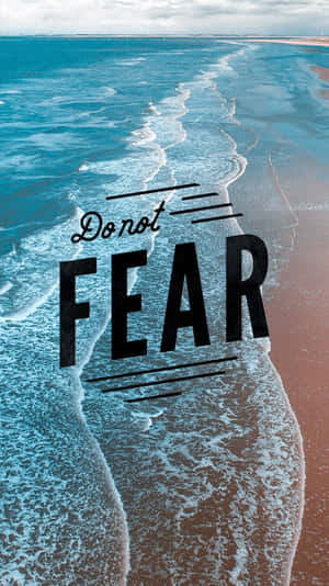 在藍綠色波浪和微紅色沙灘上的勵志文字「Do not FEAR」。 — 聖經經文美學 壁紙
