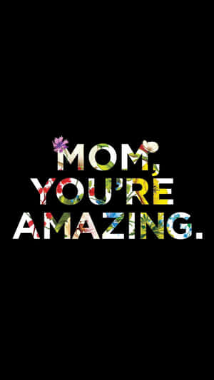 文字顯示「Mom You're Amazing」，字母內有花卉設計，背景為黑色。 — 手機 壁紙