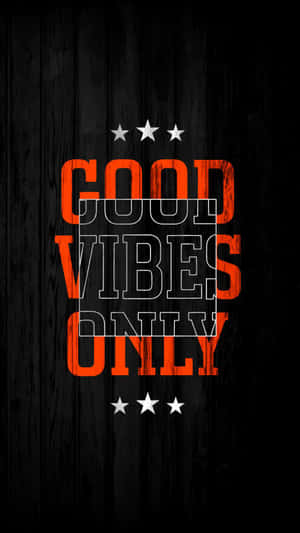 深色木材上帶有橙色字母和白色星星的 Good vibes only 文字圖形。 — 簡約暗黑美學 壁紙