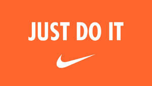Nike 標語 'Just Do It' 以白色顯示在橙色背景上，並帶有勾號標誌。 — 就去做吧 壁紙