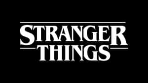 黑色背景上帶有水平線的白色 Stranger Things 標誌。 — 可愛萬聖節桌面 壁紙