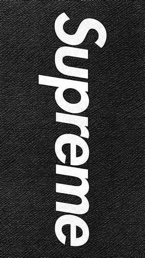 垂直白色 Supreme 標誌在紋理黑色布料背景上。 — 乾淨 壁紙