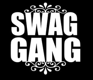 Swag Gang 標誌以粗體白色字母搭配裝飾性漩渦，置於黑色背景上。 — 可愛黑色風格 壁紙