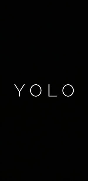 黑色背景上帶有白色文字 YOLO — 黑色 壁紙