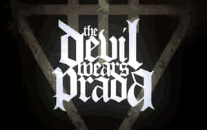 哥德式白色文字在深色紋理背景上寫著「the devil wears prada」。 — Prada 壁紙