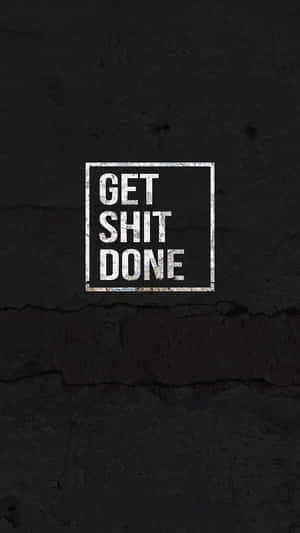 裂開混凝土牆上的勵志文字 get shit done — 簡約 壁紙