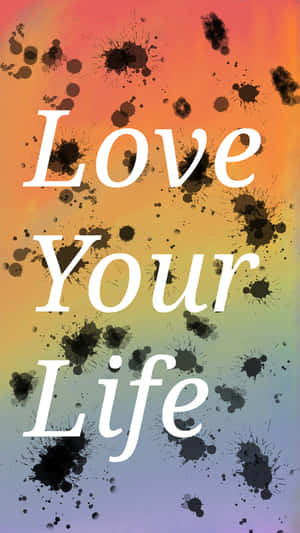 勵志名言 'Love Your Life' 在彩色漸變背景上有黑色墨水飛濺。 — 喜悅 壁紙