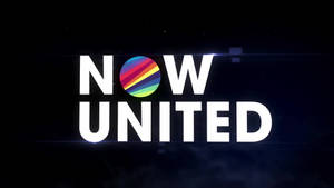 粗體白色文字 NOW UNITED 帶有彩虹球體，背景為黑暗太空。 — 曼聯標誌 壁紙