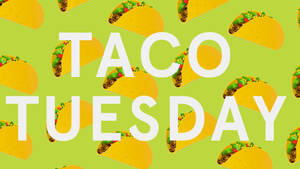Taco Tuesday 圖案，綠色背景上帶有重複的玉米餅插圖。 — MacBook Pro 美學 壁紙
