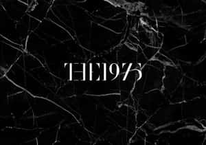 黑色大理石紋理，白色文字寫著THE1975 — Tumblr 壁紙