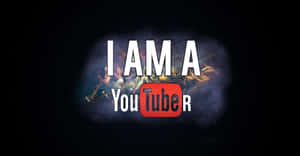 文字在帶有火紅條紋和星星的宇宙星雲上宣告「I AM A YouTuber」。 — YouTube 標誌 壁紙