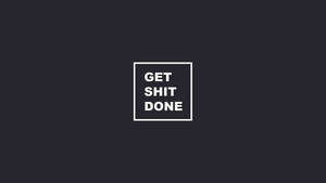 簡約勵志語錄 get shit done 以白色文字顯示在正方形內，背景為深灰色 — 激勵 壁紙