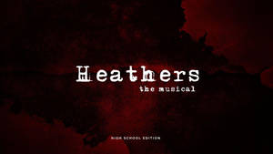 Heathers the musical 高中版標題卡，帶有紅色飛濺背景。 — 高中音樂劇 壁紙