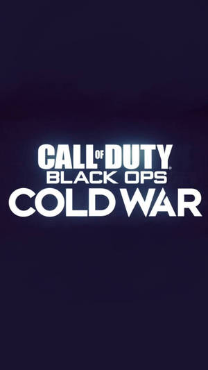 深藍色背景上以白色顯示的 Call of Duty Black Ops Cold War 遊戲標題標誌。