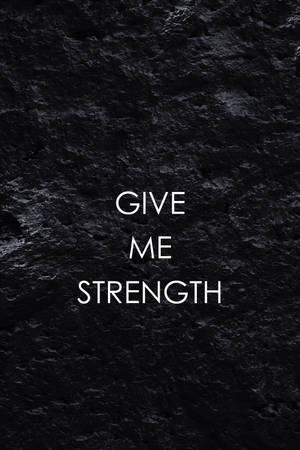 在深色石頭表面上寫著 give me strength 的文字。 — 激勵 壁紙