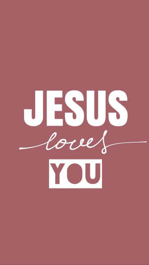 在塵粉玫瑰背景上以白色顯示「JESUS loves YOU」的文字桌布。 — 神的話語 壁紙