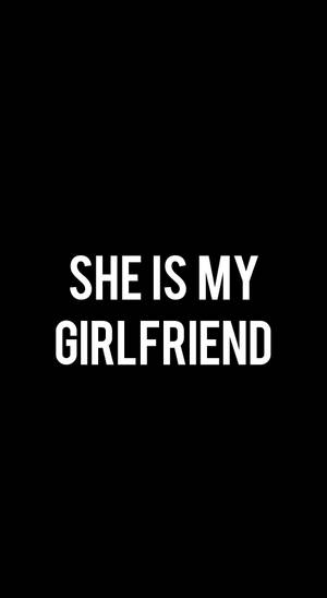 黑色背景上以粗體白色文字寫著「SHE IS MY GIRLFRIEND」。 — 愛黑白 壁紙