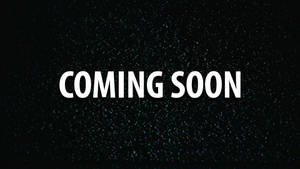 粗體白色文字寫著 COMING SOON，位於一個類似太空的深色斑點背景上。 — 這就是方式 壁紙