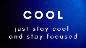 在帶紋理的藍色背景上，帶有勵志短語「COOL just stay cool and stay focused」的文字圖形。 — 能量 壁紙