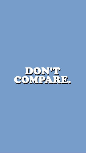 藍色背景上寫有白色文字「DON'T COMPARE。」 — 美學藍色 iPhone 壁紙