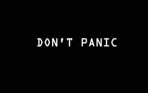 黑色背景上粗體白色文字寫著「DON'T PANIC」。 — 驚爆危機 壁紙