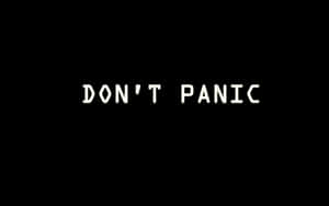 黑色背景上寫著「don't panic」的白色文字 — 暗黑美學電腦 壁紙