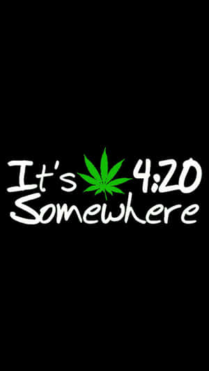 文字圖形顯示「It's 4:20 Somewhere」，黑色背景上單詞之間有一片綠色葉子。 — 大麻 壁紙