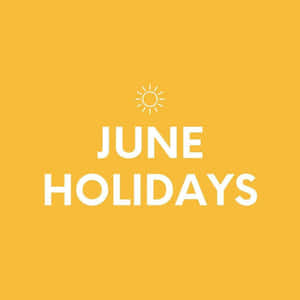 黃色背景，白色文字寫著 June Holidays，以及一個小太陽圖示。 — 六月 壁紙