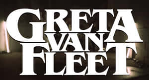 Greta Van Fleet 樂團名稱以粗體白色字母顯示在黑暗的工業背景上，帶有發光的燈光。 — 岩石 壁紙