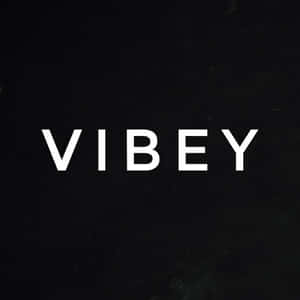 深色紋理背景上的粗體白色文字VIBEY — 乾淨 壁紙