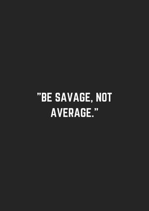 勵志語錄「be savage not average」以白色文字顯示在深灰色背景上 — IQOO Pad5 壁紙
