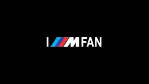 BMW M Fan 標誌，帶有藍、紅、白條紋，背景為黑色。 — 標誌 壁紙