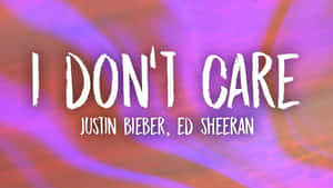 粗體白色文字「I DON'T CARE」由Justin Bieber和Ed Sheeran創作，位於色彩繽紛的抽象背景上。 — 溫暖 壁紙