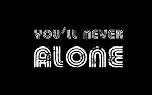 純黑背景上帶有粗體白色破損文字，內容為「YOU'LL NEVER ALONE」。 — 獨自一人 壁紙