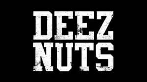 黑色背景上寫著「DEEZ NUTS」的粗體白色垃圾風格文字。