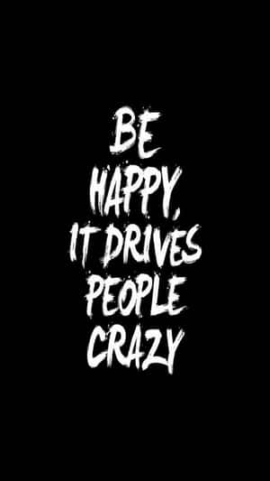 白色筆觸文字在黑色背景上寫著「Be happy it drives people crazy」。 — 黑色 壁紙