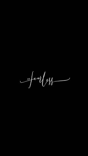 白色草書文字 be fearless 在黑色背景上 — 基督教 iPhone 桌布 壁紙