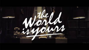 復古房間內有燈具和華麗裝飾，並顯示文字「The World is Yours」。 — 音樂錄影帶 壁紙